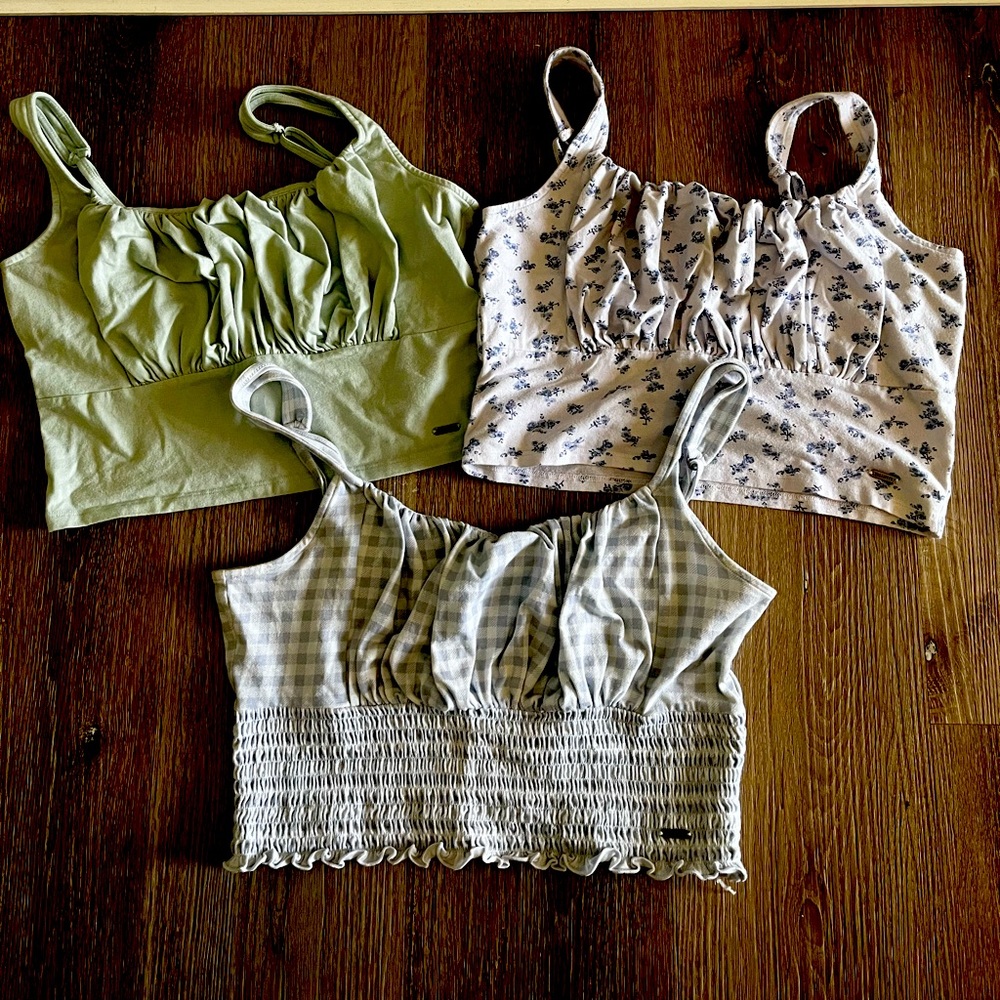 Hollister Crop Top Bundle size Large like new